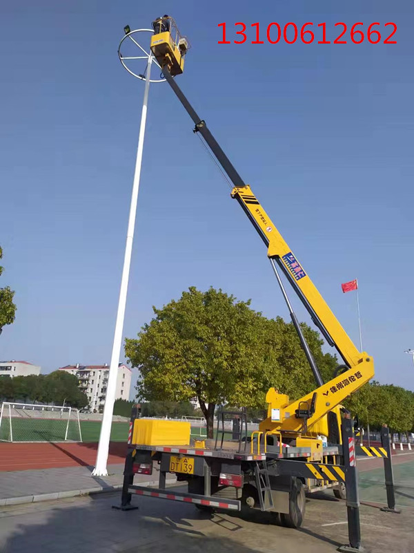 輕型伸縮臂高空車(chē)更換照明路燈施工現(xiàn)場(chǎng)，效率高